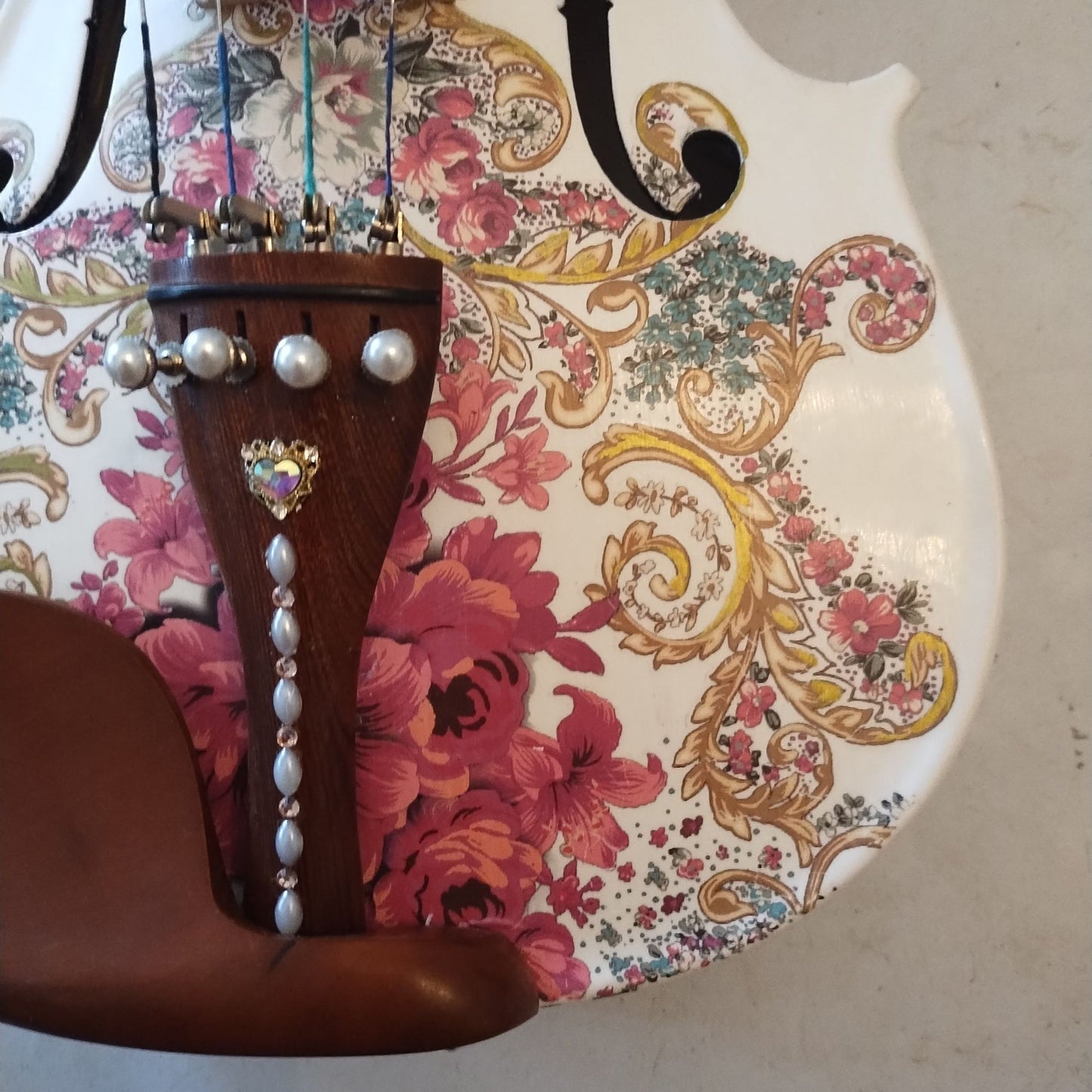 Gilded Age Violin w Matching Carbon Fiber Bow Case Crystal Fine Tuners Rosin Strings Set Up showcases elegance and beauty.